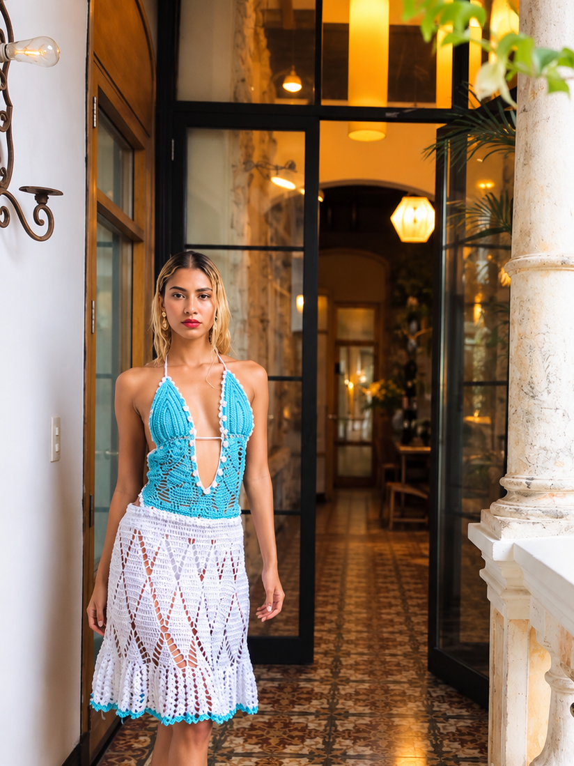 Handgehäkeltes einteiliges Strandkleid mit türkisfarbenem Oberteil und weißem, durchbrochenem Rock